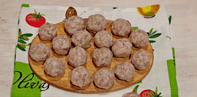 Incume of boiled meatballs